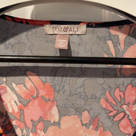 Roz & Ali Navy Floral Top 2X - Picture 2 of 5